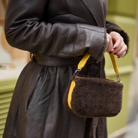 LYNN 19 - SHEARLING CHOCOLAT ET KARUNG TOURNESOL