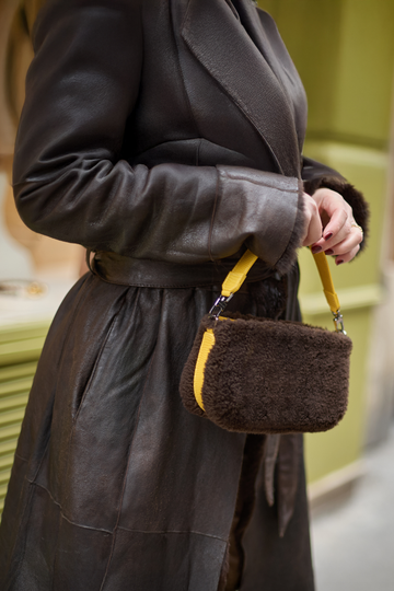 LYNN 19 - SHEARLING CHOCOLAT ET KARUNG TOURNESOL